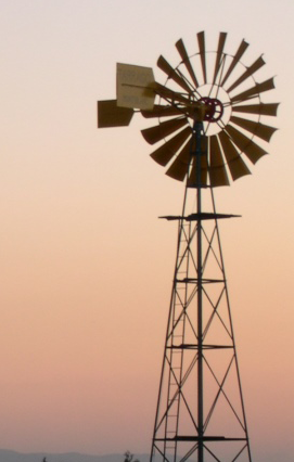 Pompa eolica per acqua al tramonto