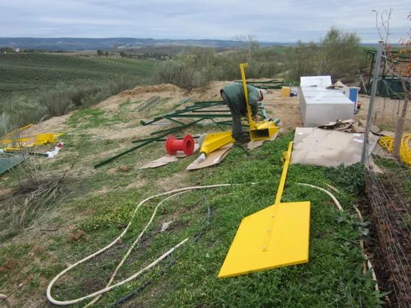 Pompa eolica PE, montaggio con la gru: premontaggio della pompa eolica a terra