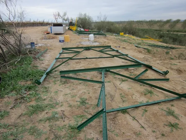 Pompa eolica PE, montaggio con la gru: elementi del traliccio premontati