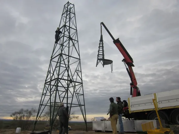 Pompa eolica PE, montaggio con la gru: quarto elemento, la sommità della torre con piattaforma