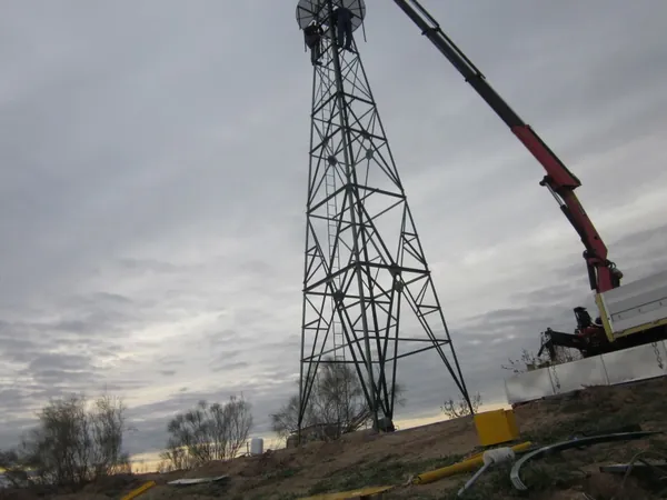 Pompa eolica PE, montaggio con la gru: la piattaforma viene montata