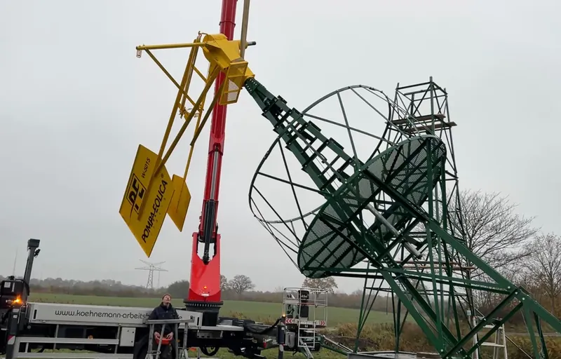 Pompa eolica PE modello W 5015, montaggio della sommità della torre con piattaforma