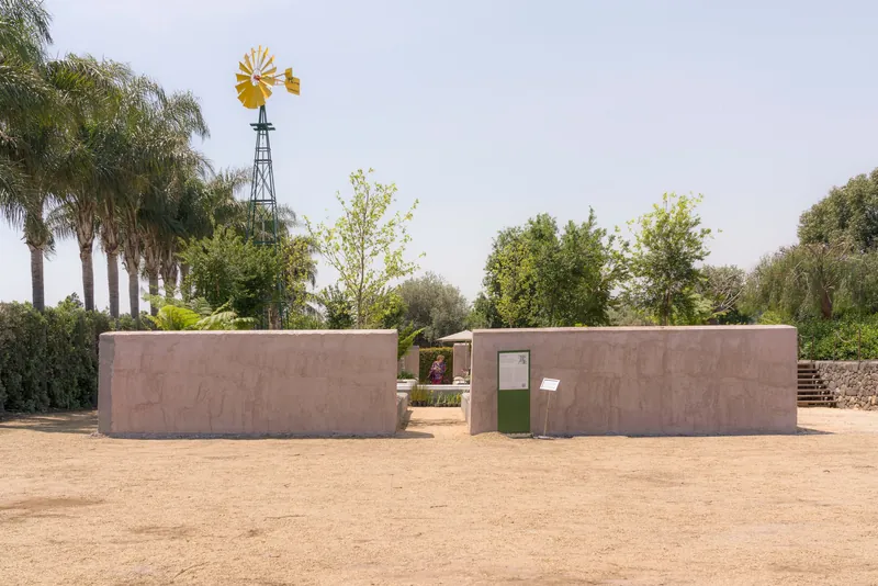 Pompa eolica PE W 1812 nel parco botanico Radicepura in Sicilia