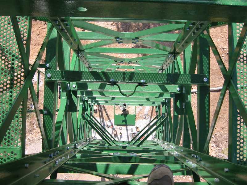 Traliccio verde di una pompa eolica per acqua