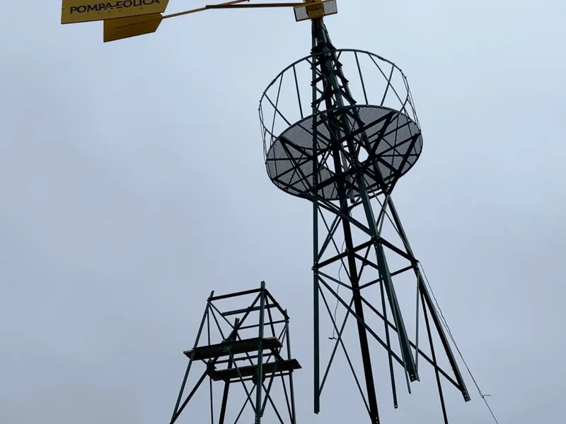 Grande piattaforma circolare con parapetto in cima al traliccio verde