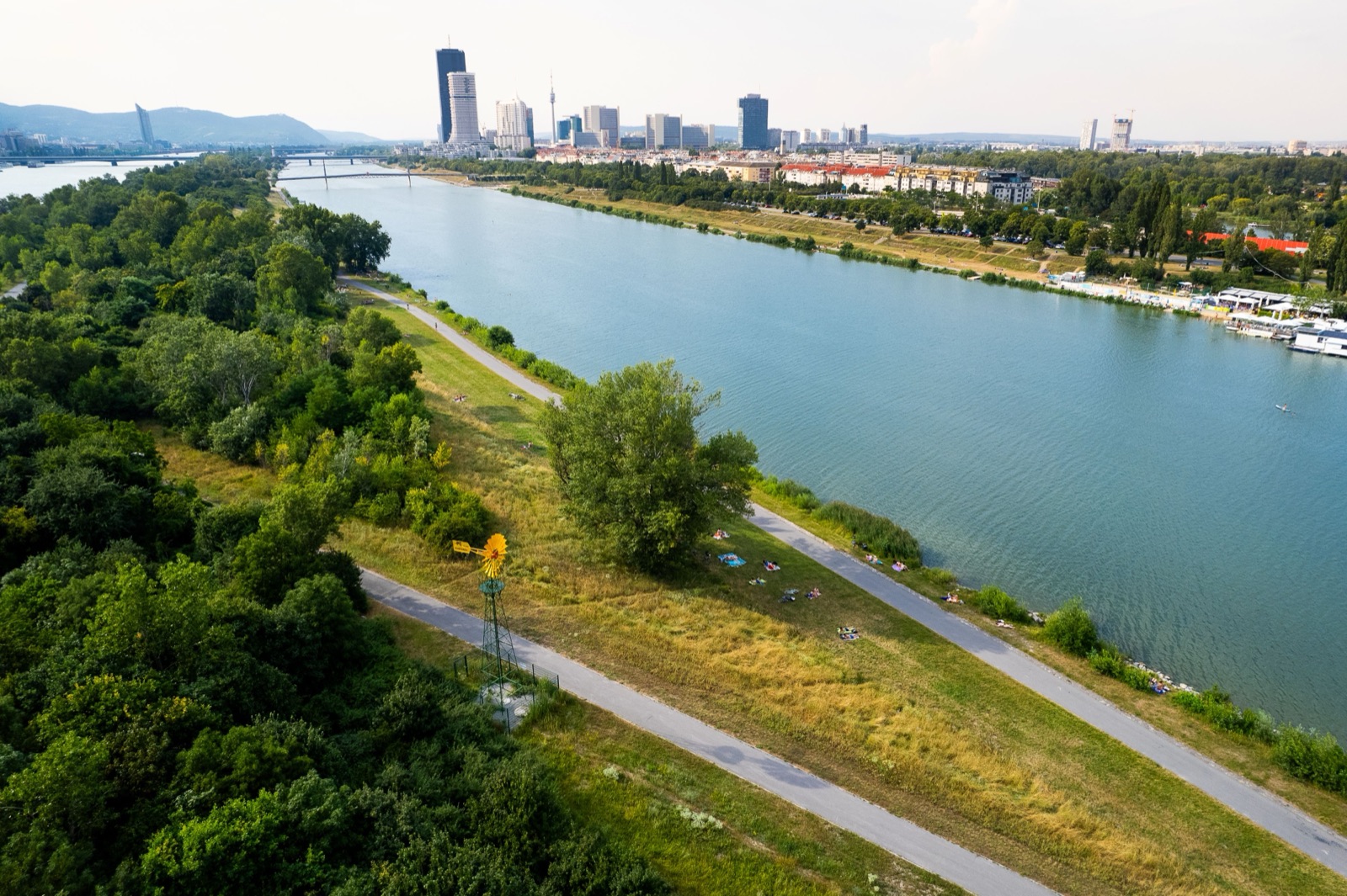 Vista aerea della pompa eolica per acqua sulla Donauinsel di Vienna